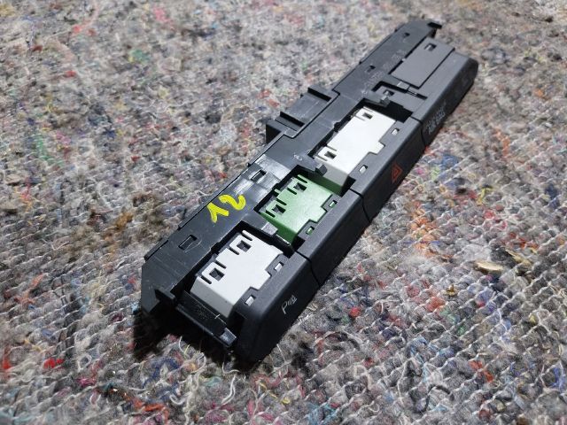 bontott VW PASSAT B8 Vészvillogó Kapcsoló