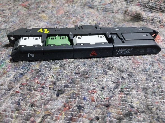 bontott VW PASSAT B8 Vészvillogó Kapcsoló