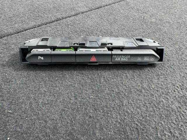 bontott VW PASSAT B8 Vészvillogó Kapcsoló