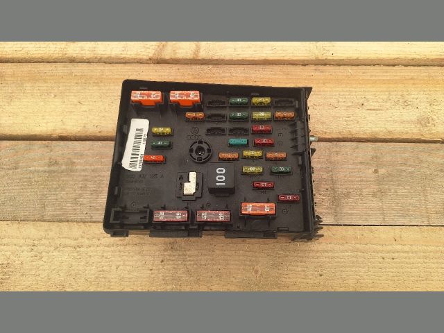 bontott VW PASSAT CC Biztosítéktábla Motortér