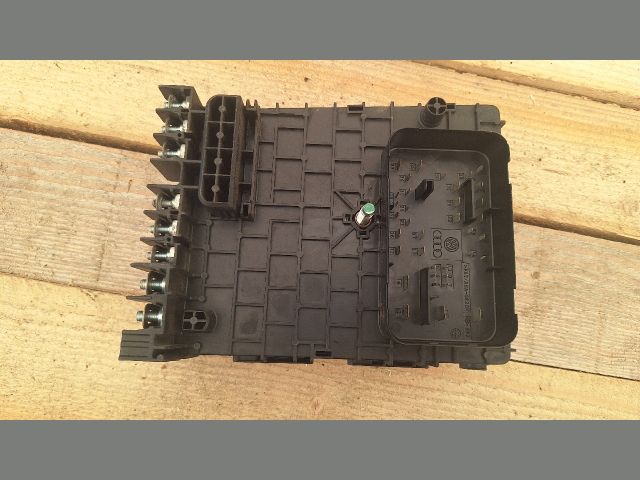 bontott VW PASSAT CC Biztosítéktábla Motortér