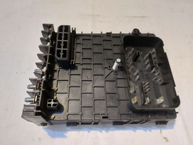 bontott VW PASSAT CC Biztosítéktábla Motortér