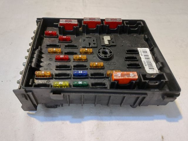 bontott VW PASSAT CC Biztosítéktábla Motortér