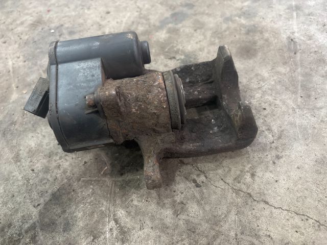 bontott VW PASSAT CC Jobb hátsó Féknyereg Munkahengerrel