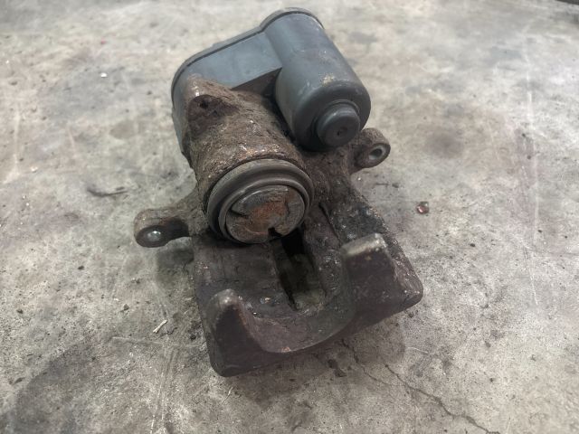 bontott VW PASSAT CC Jobb hátsó Féknyereg Munkahengerrel