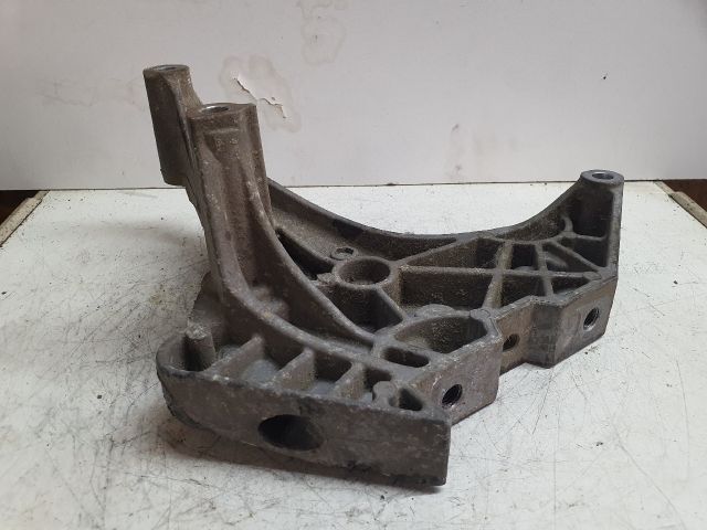 bontott VW PASSAT CC Motor Tartó Bak (Fém)