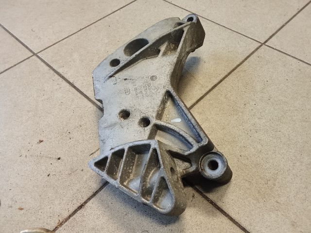 bontott VW PASSAT CC Motor Tartó Bak (Pozíciófüggetlen)