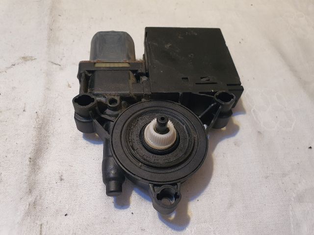 bontott VW PASSAT CC Bal első Ablakemelő Motor