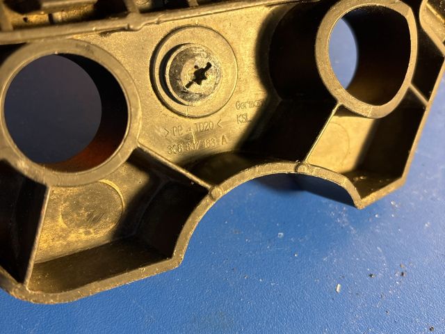 bontott VW PASSAT CC Bal első Oldal Lökhárító Tartó (Műanyag)