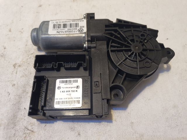 bontott VW PASSAT CC Jobb első Ablakemelő Motor