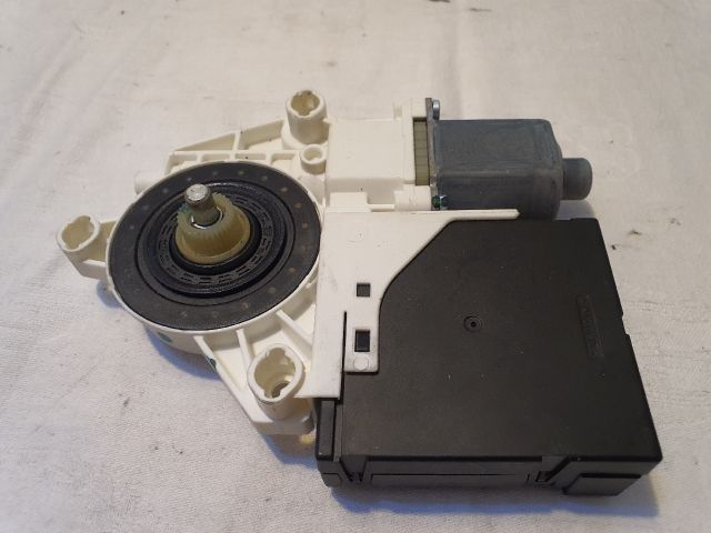 bontott VW PASSAT CC Jobb első Ablakemelő Motor