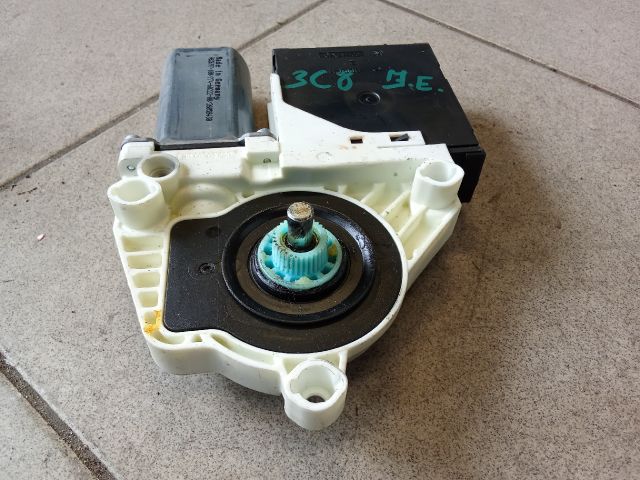 bontott VW PASSAT CC Jobb első Ablakemelő Motor