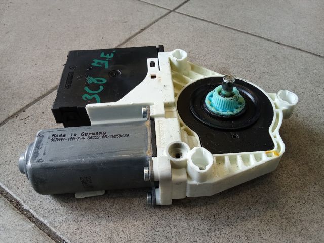 bontott VW PASSAT CC Jobb első Ablakemelő Motor