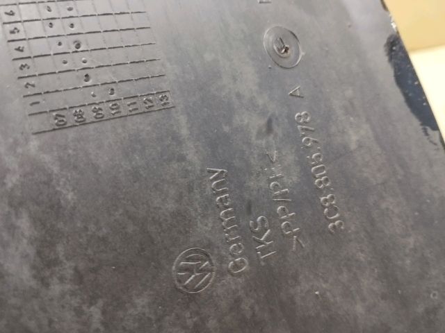 bontott VW PASSAT CC Jobb első Dobbetét (Kerékjárati, Műanyag)