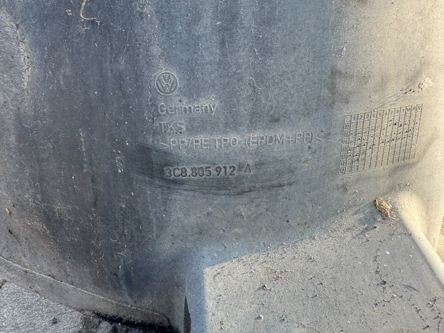 bontott VW PASSAT CC Jobb első Dobbetét (Kerékjárati, Műanyag)