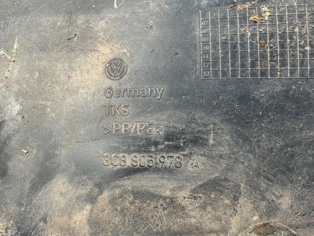 bontott VW PASSAT CC Jobb első Dobbetét (Kerékjárati, Műanyag)