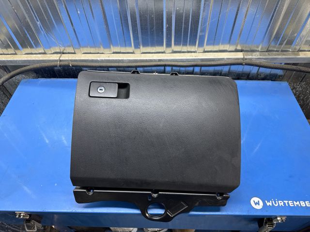 bontott VW PASSAT CC Kesztyűtartó