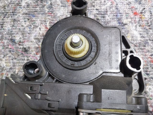 bontott VW PHAETON Jobb első Ablakemelő Motor