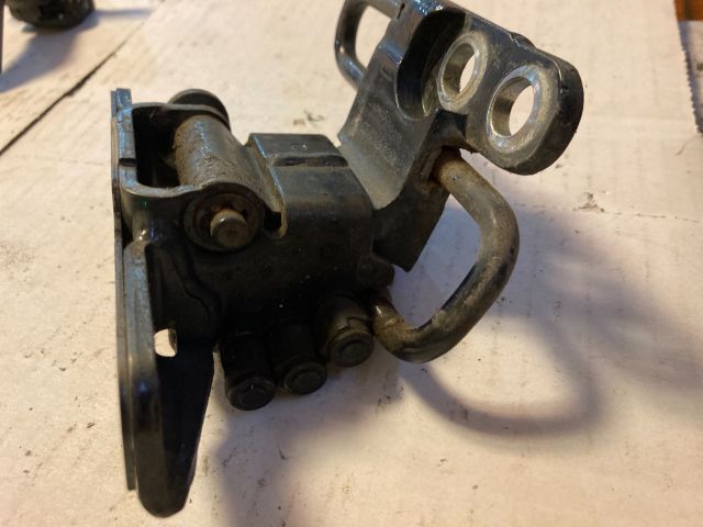 bontott VW PHAETON Jobb első Alsó Zsanér