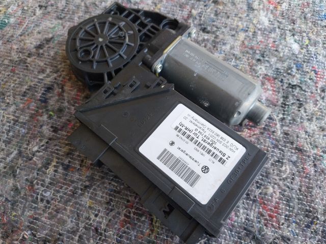 bontott VW PHAETON Jobb hátsó Ablakemelő Motor