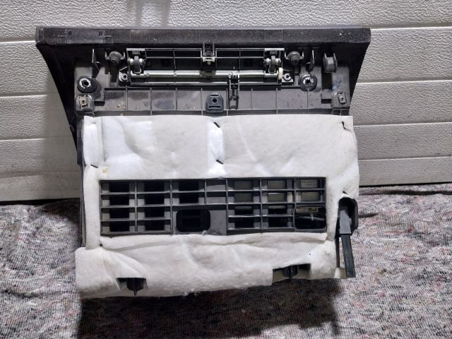 bontott VW PHAETON Kesztyűtartó