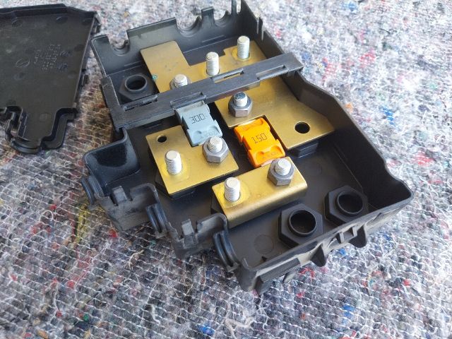 bontott VW PHAETON Pozitív Kábel Elosztó