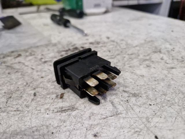 bontott VW POLO CLASSIC Ablakemelő Kapcsoló (Pozíciófüggetlen)