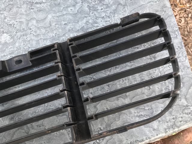 bontott VW POLO III Első Lökhárító Alsó Középső Díszrács