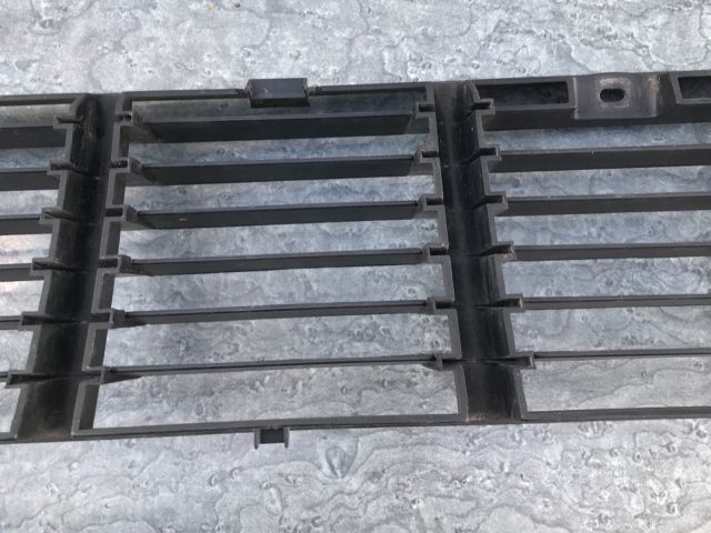 bontott VW POLO III Első Lökhárító Alsó Középső Díszrács