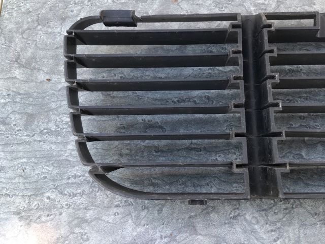 bontott VW POLO III Első Lökhárító Alsó Középső Díszrács