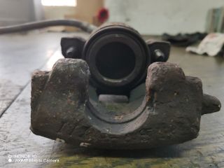 bontott VW POLO IV Bal első Féknyereg Munkahengerrel