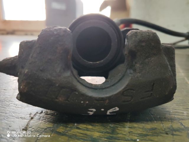 bontott VW POLO IV Jobb első Féknyereg Munkahengerrel