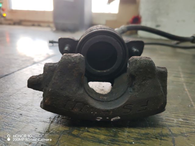 bontott VW POLO IV Jobb első Féknyereg Munkahengerrel