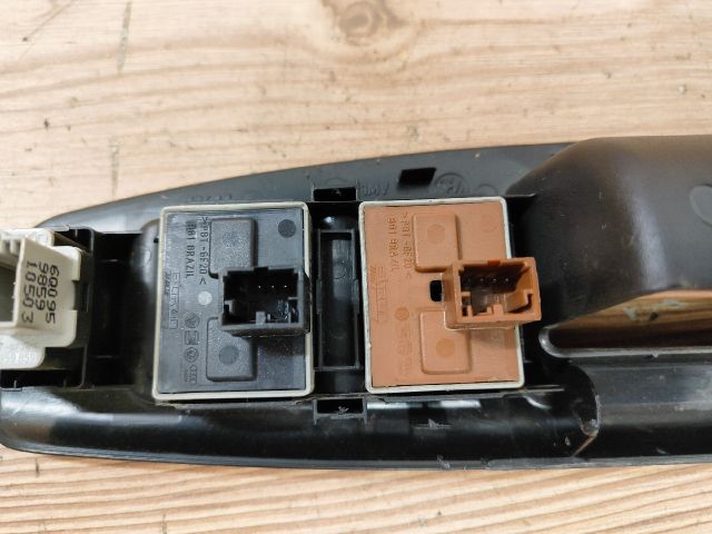 bontott VW POLO IV Ablakemelő Kapcsoló Négyes / Kettes