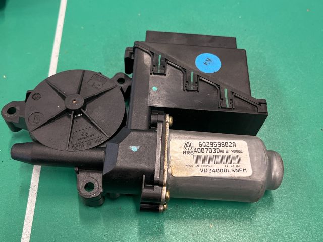 bontott VW POLO IV Bal első Ablakemelő Motor