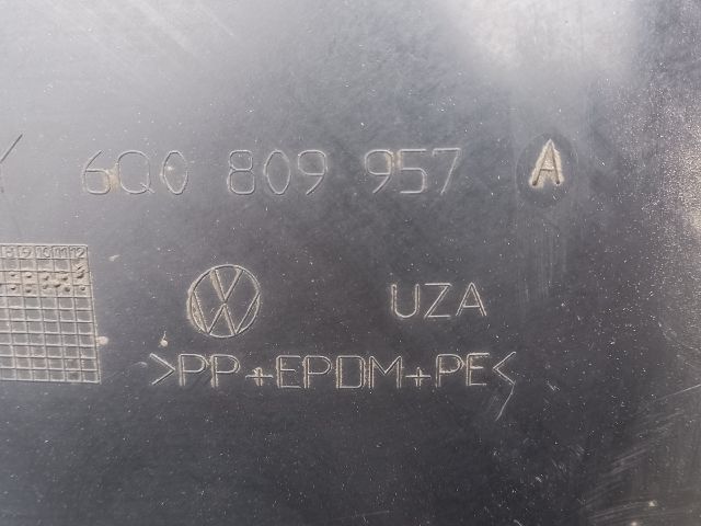 bontott VW POLO IV Bal első Első Dobbetét (Kerékjárati, Műanyag)