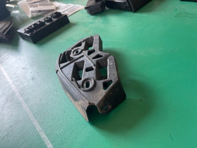 bontott VW POLO IV Bal első Oldal Lökhárító Tartó (Műanyag)