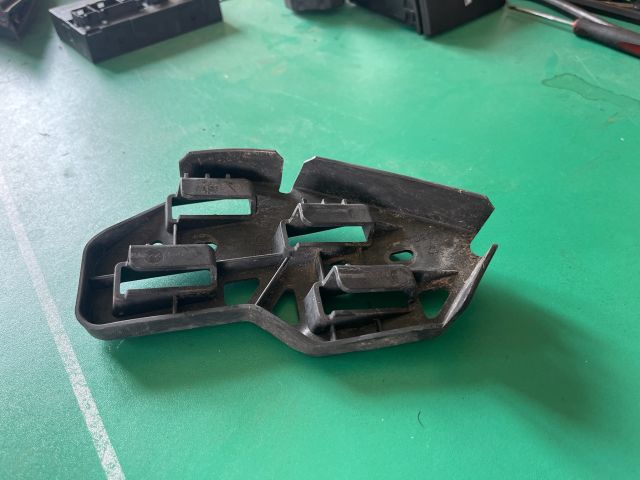 bontott VW POLO IV Bal első Oldal Lökhárító Tartó (Műanyag)