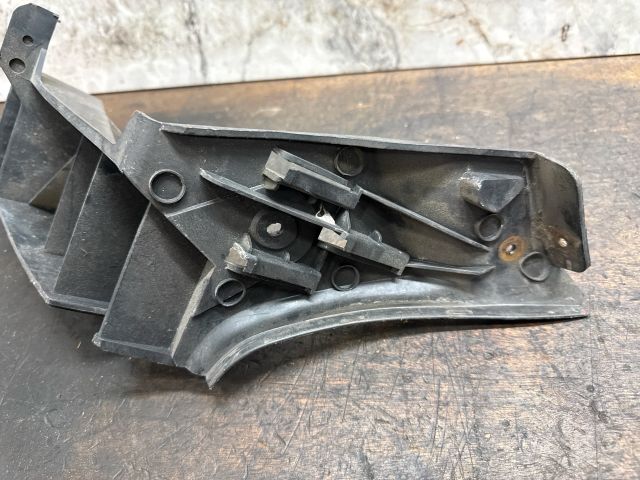 bontott VW POLO IV Bal hátsó Lökhárító Tartó (Műanyag)