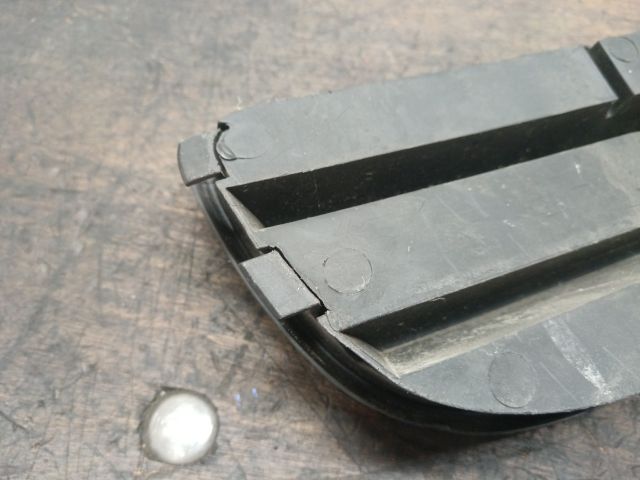 bontott VW POLO IV Bal Ködlámpa Rács