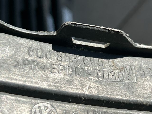 bontott VW POLO IV Bal Ködlámpa Rács