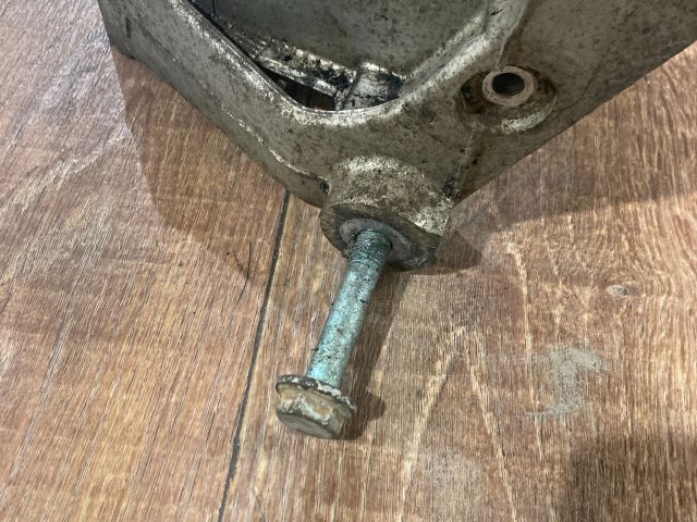 bontott VW POLO IV Bal Lengőkar Tartó