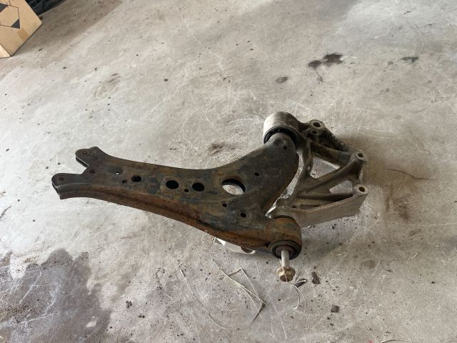 bontott VW POLO IV Bal Lengőkar Tartó