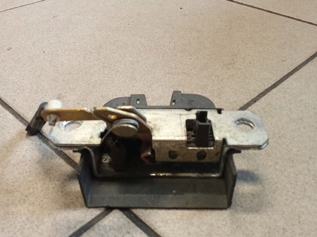 bontott VW POLO IV Csomagtérajtó Zárszerkezet