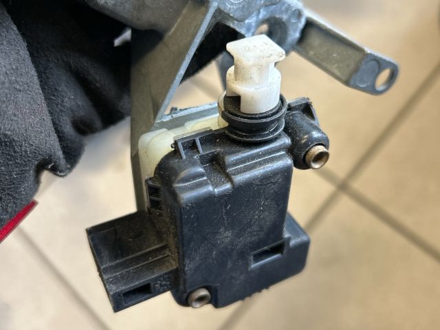 bontott VW POLO IV Csomagtérajtó Zárszerkezet