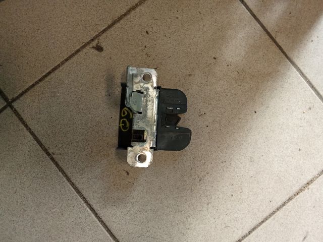 bontott VW POLO IV Csomagtérajtó Zárszerkezet