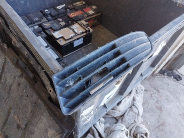 bontott VW POLO IV Első Lökhárító Bal Díszrács