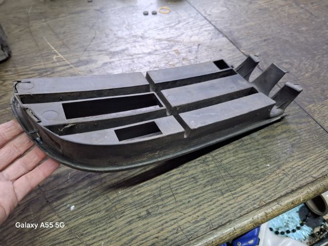 bontott VW POLO IV Első Lökhárító Bal Díszrács