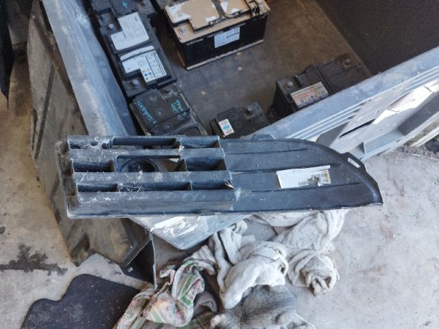 bontott VW POLO IV Első Lökhárító Bal Díszrács