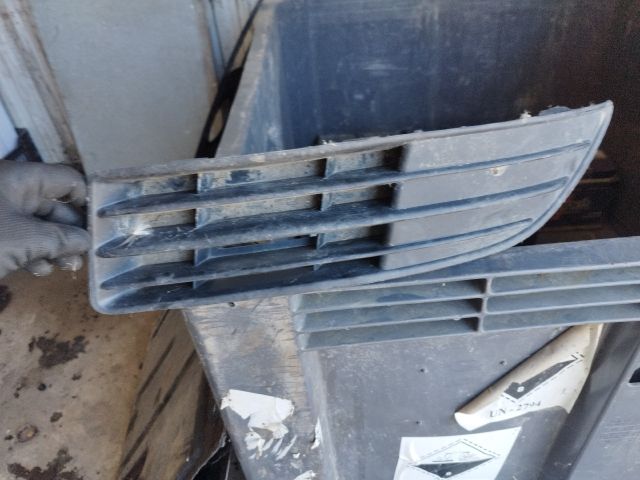 bontott VW POLO IV Első Lökhárító Bal Díszrács